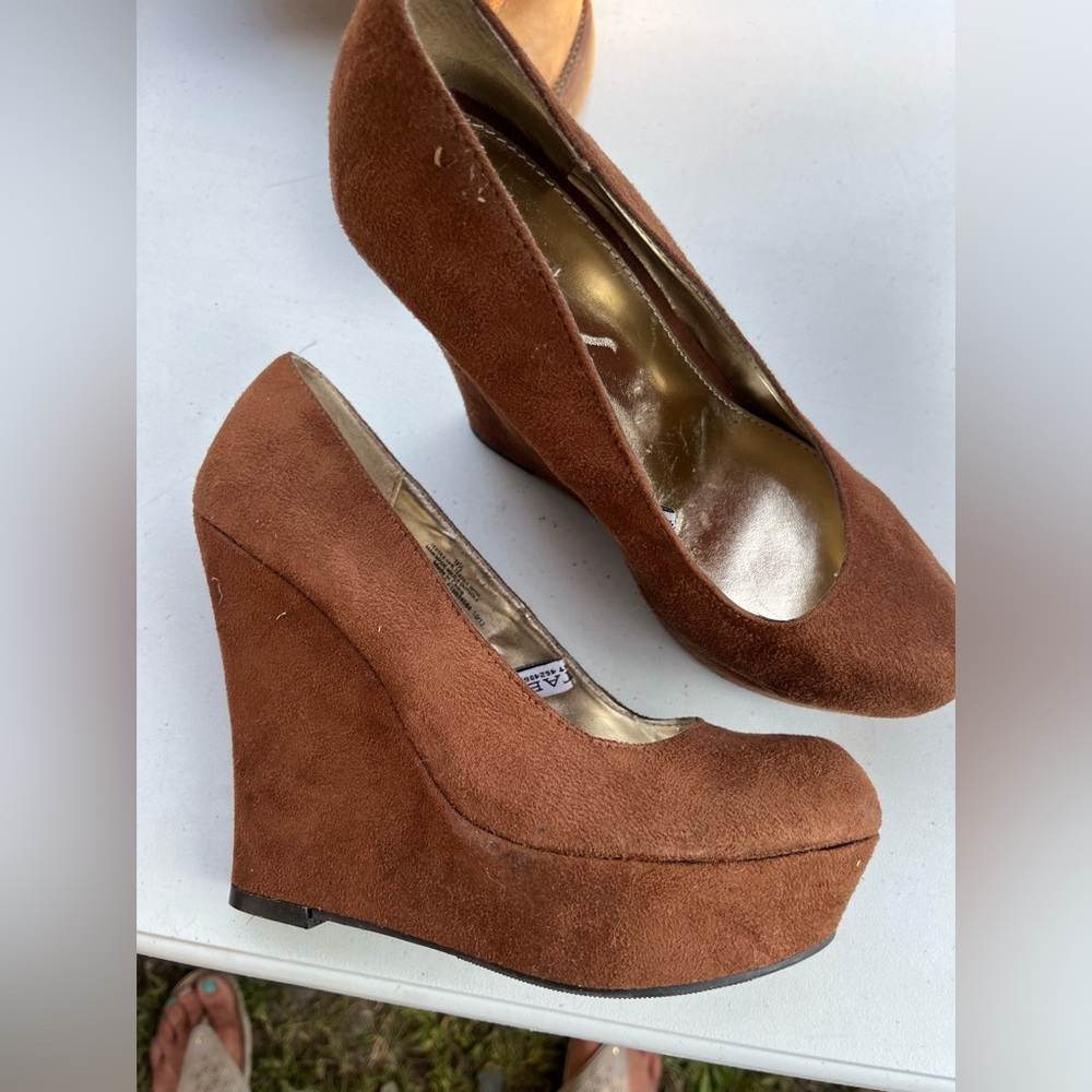 Sued wedge heels